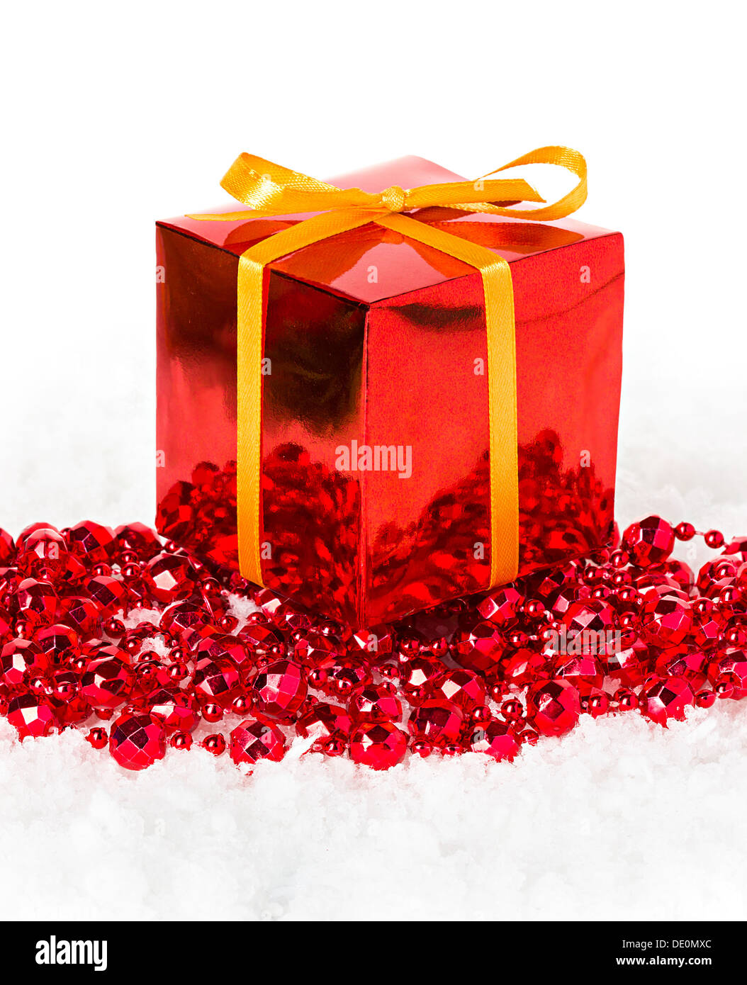 Cadeau de Noël sur fond de neige Banque D'Images