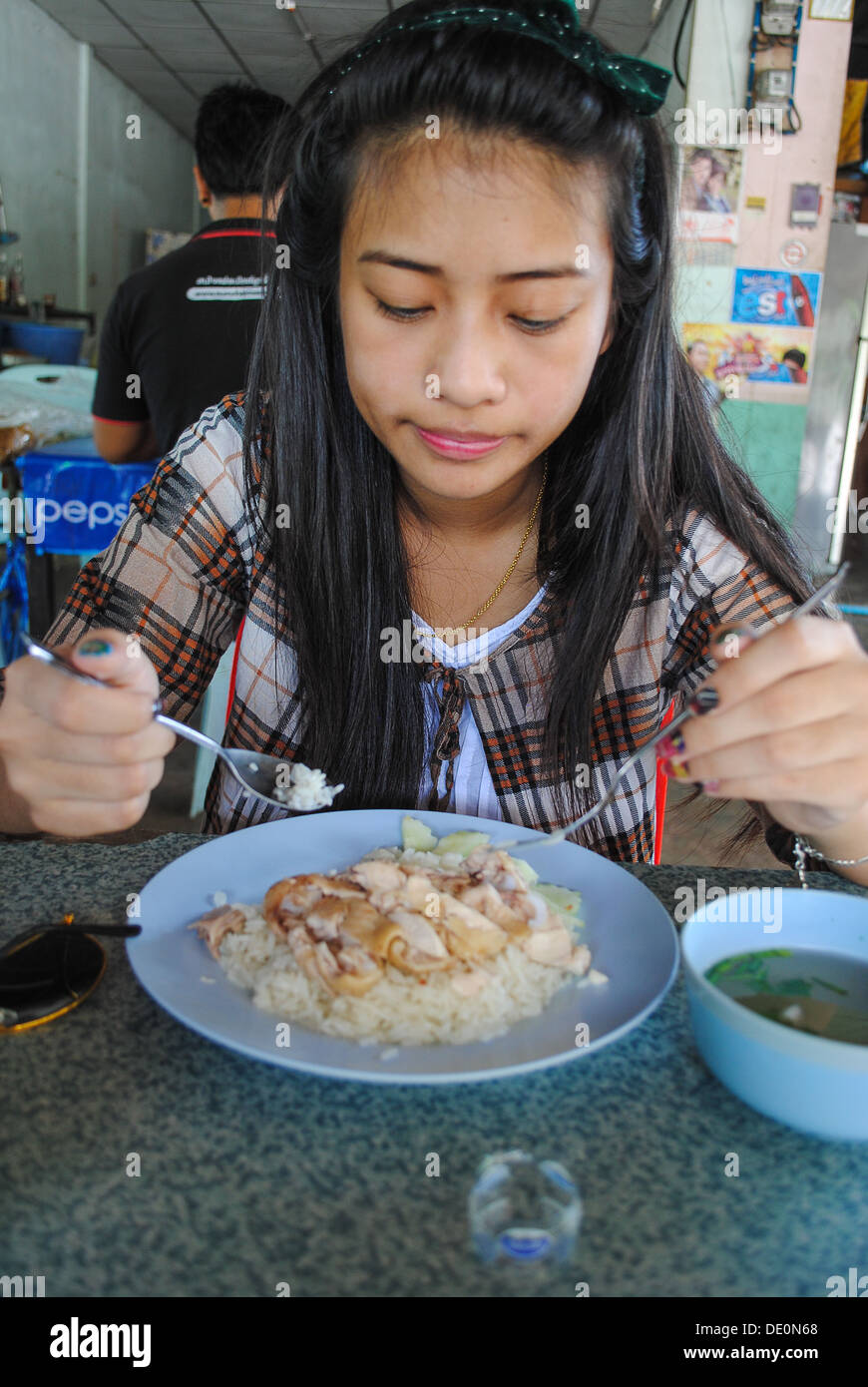 Thai girl manger la nourriture Banque D'Images