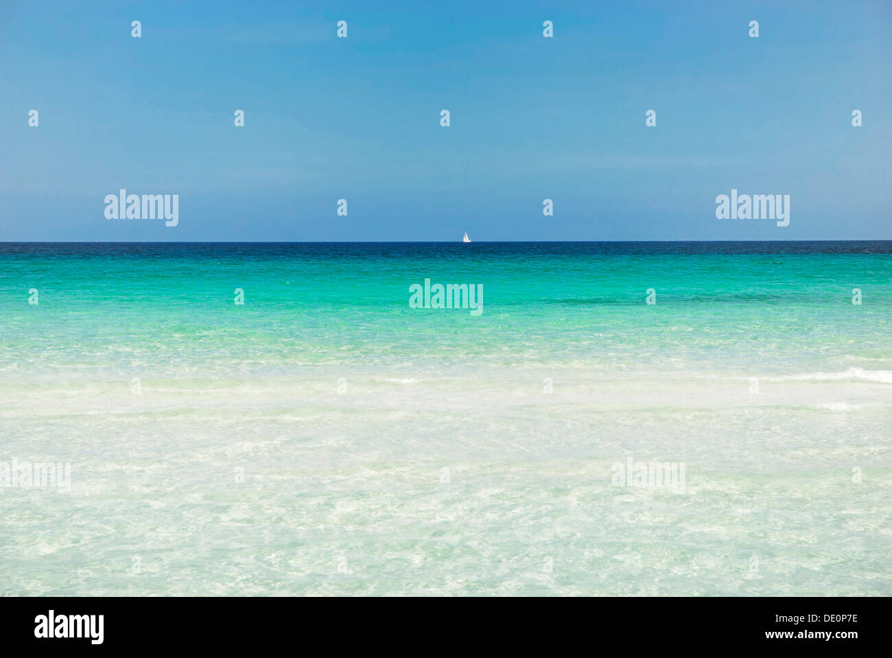 Horizon avec voilier, la mer turquoise avec plage de sable, La Cinta, Sardaigne, Italie, Europe Banque D'Images