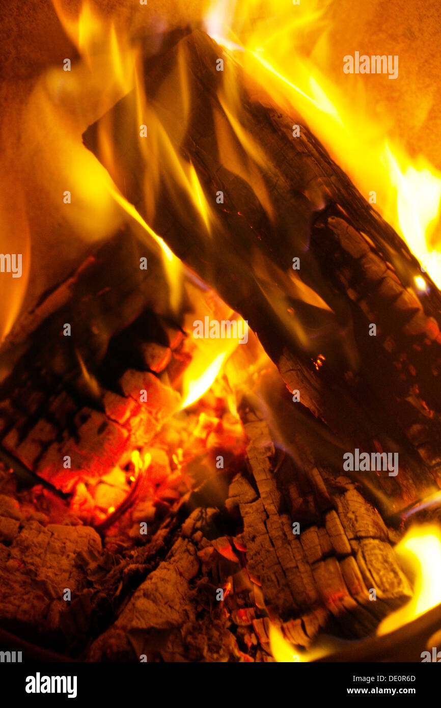 Le feu dans une cheminée Banque D'Images