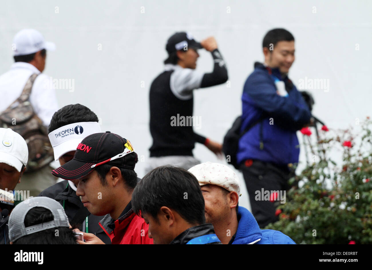 Greensboro, North Carolina, USA. Août 17, 2013. Hideki Matsuyama, Ryo Ishikawa (JPN) Golf : Hideki Matsuyama du Japon est interviewé par la presse comme Ryo Ishikawa du Japon feuilles pour le pavillon après la troisième ronde de l'Wyndham Championship à Sedgefield Country Club à Greensboro, North Carolina, United States . © Yasuhiro JJ Tanabe/AFLO/Alamy Live News Banque D'Images