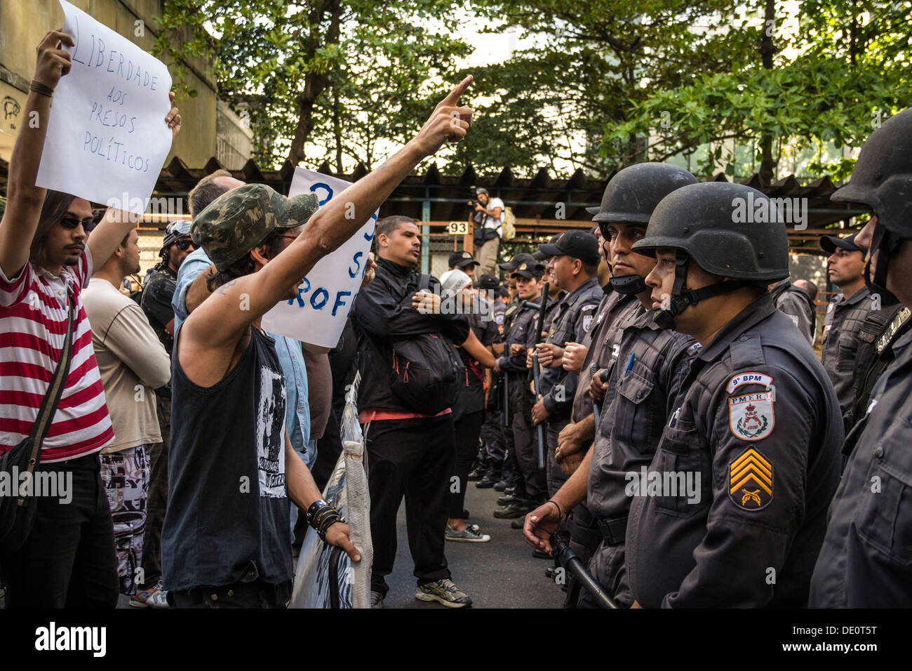 Au cours de protestation le 7 septembre - l'indépendance du Brésil - se termine dans la violence et la brutalité policière. Un homme âgé est touché et tombe Banque D'Images