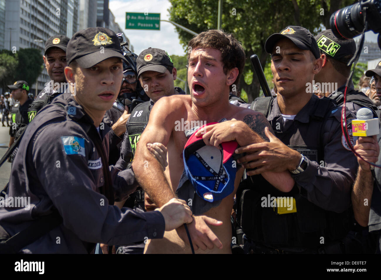 Les jeunes arrêtés au cours de protester en commémoration du 7 septembre, l'indépendance du Brésil Banque D'Images