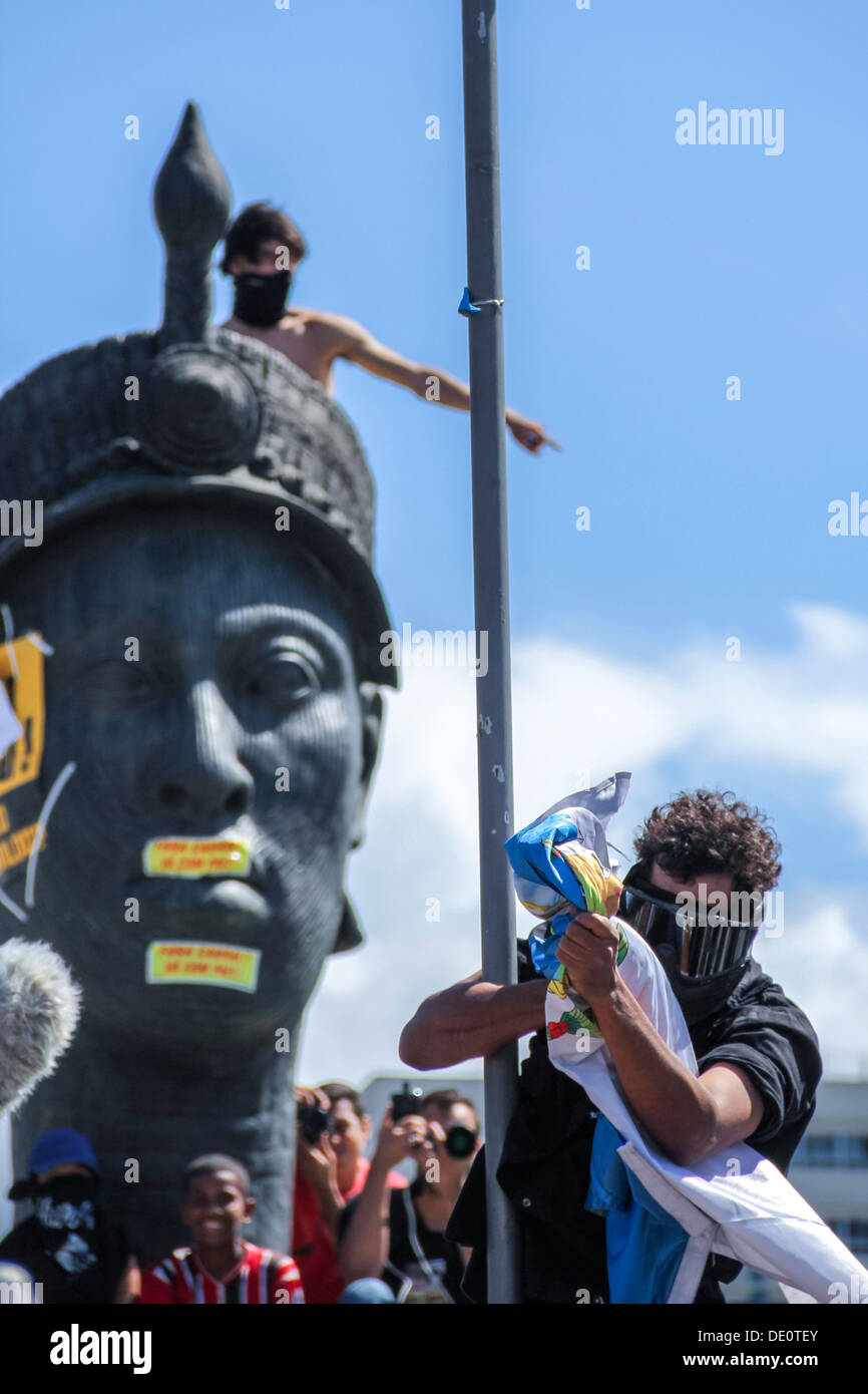 Protestation - Black Bloc déchire le drapeau de l'État de Rio de Janeiro, au cours de la commémoration de l'indépendance du Brésil Banque D'Images