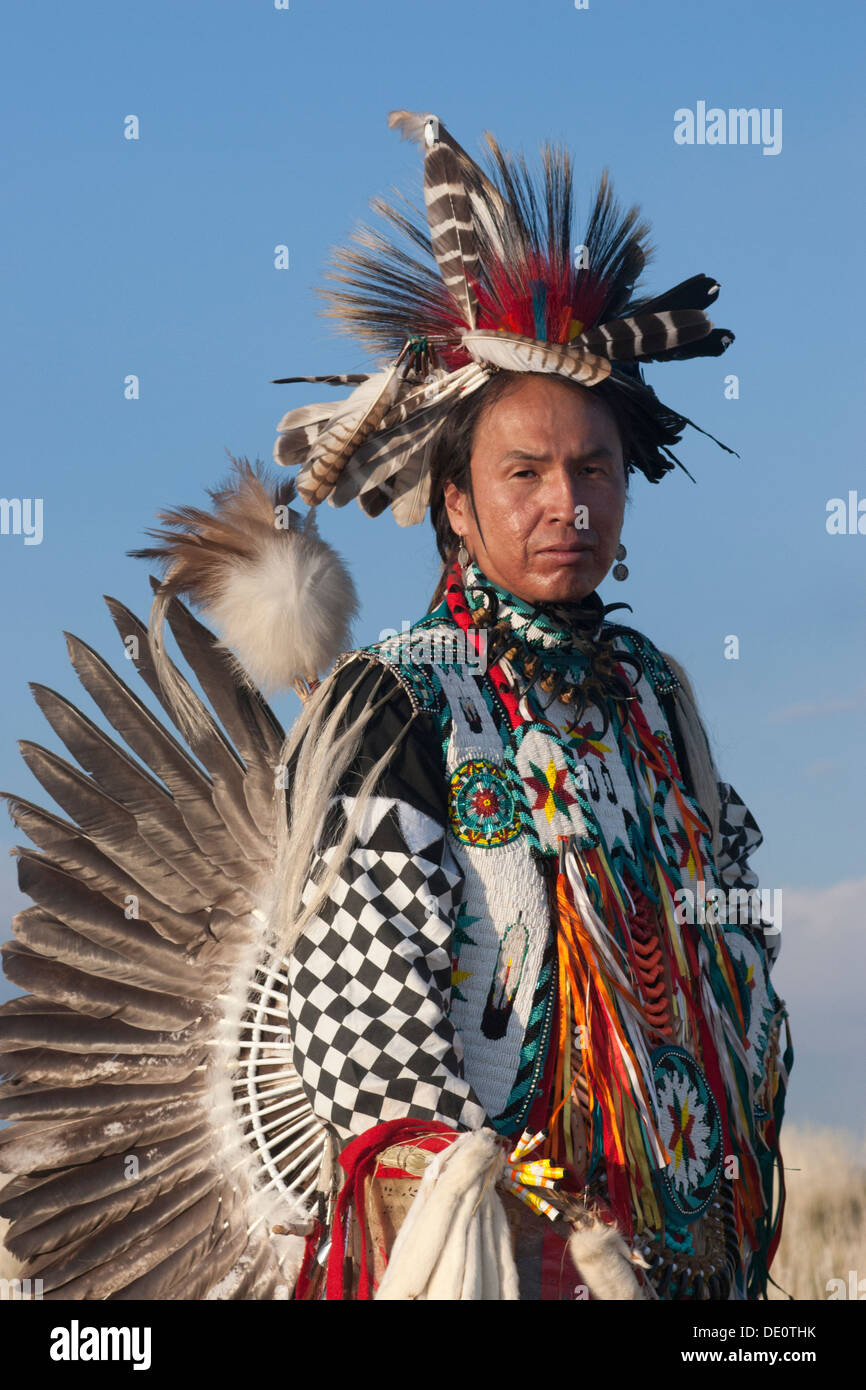 Homme amérindien portant des vêtements Cheyenne traditionnels Banque D'Images