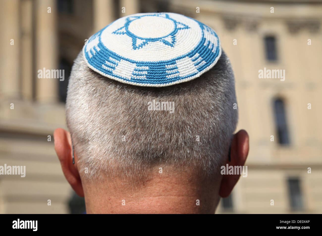 Un Juif protester ensemble avec les chrétiens, qui revendique le droit de pratiquer la circoncision religieuse, Berlin, Europe, Allemagne Banque D'Images