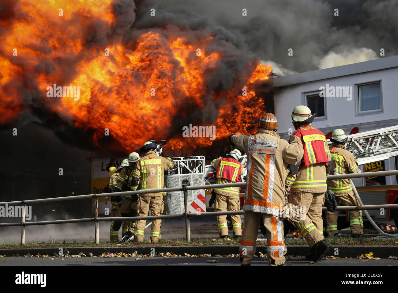 Plus de 140 pompiers éteindre un incendie d'entrepôt de tapis à Berlin-Reinickendorf, Berlin Banque D'Images