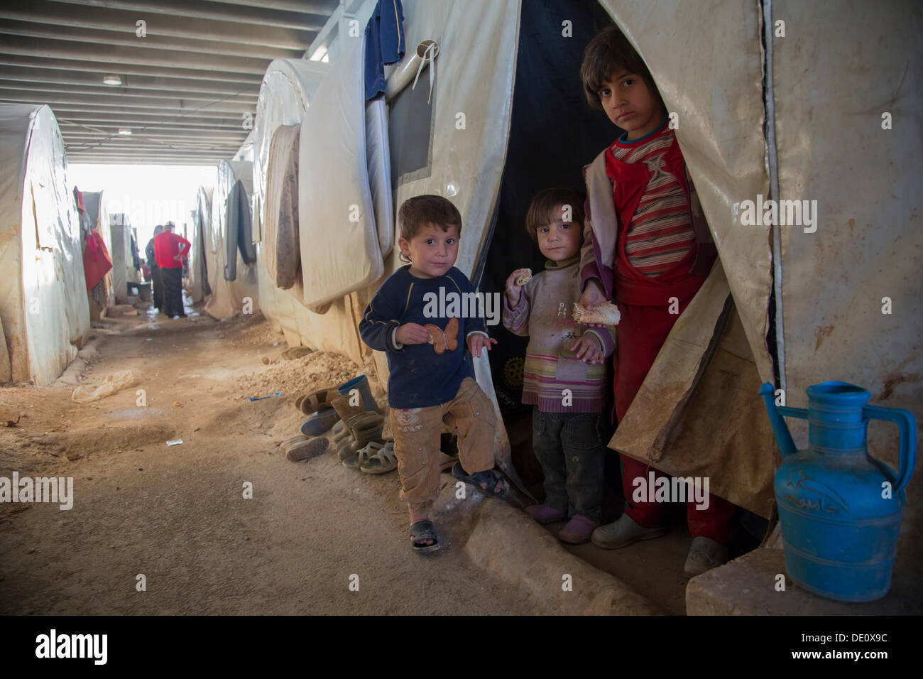 Les enfants dans un camp de réfugiés syriens de la guerre civile, près de la frontière turque Banque D'Images