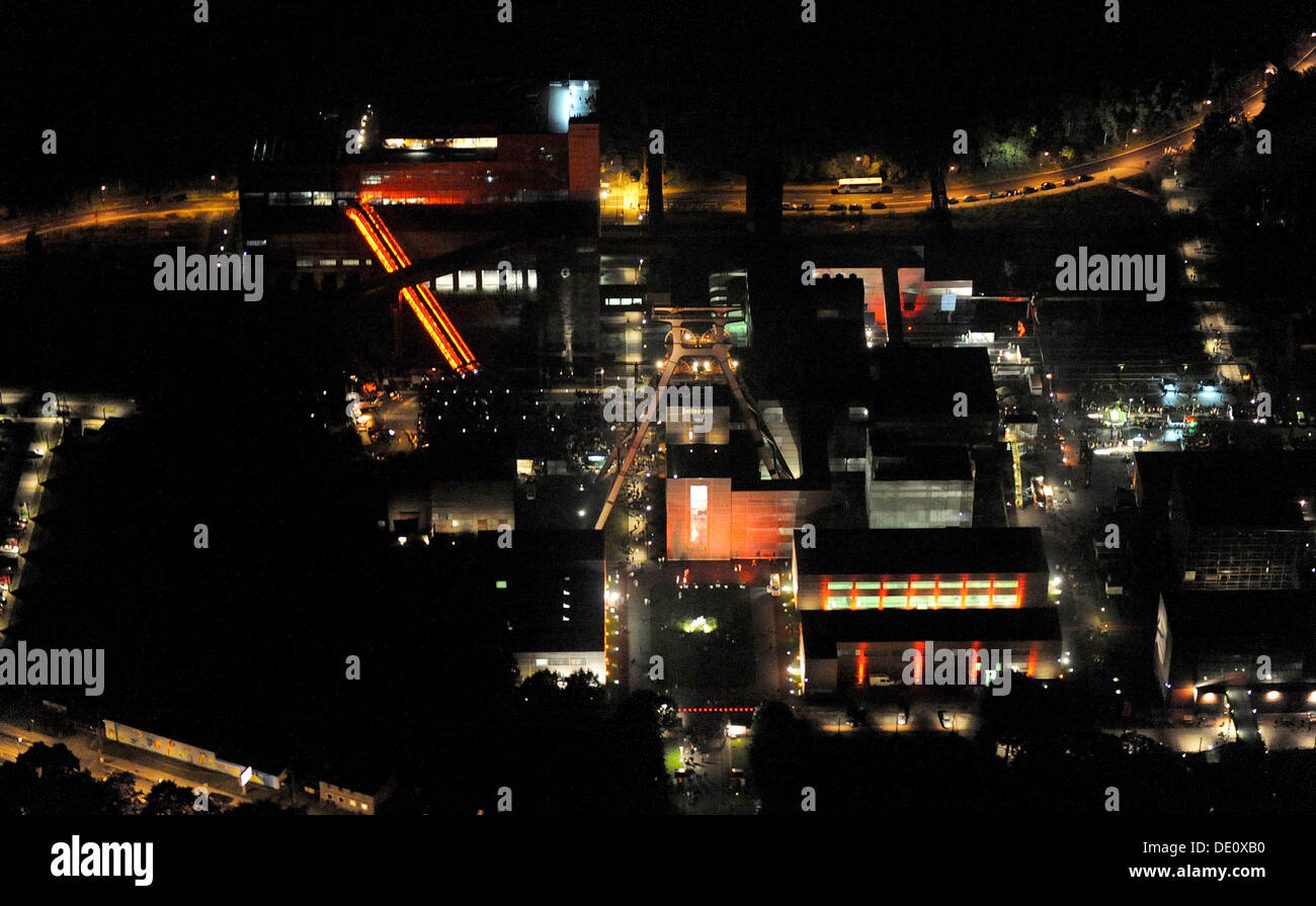 Photo aérienne du complexe industriel de la mine de charbon de Zollverein la nuit, Stoppenberg, Essen, Ruhr Extraschicht 2009 Vol de nuit Banque D'Images