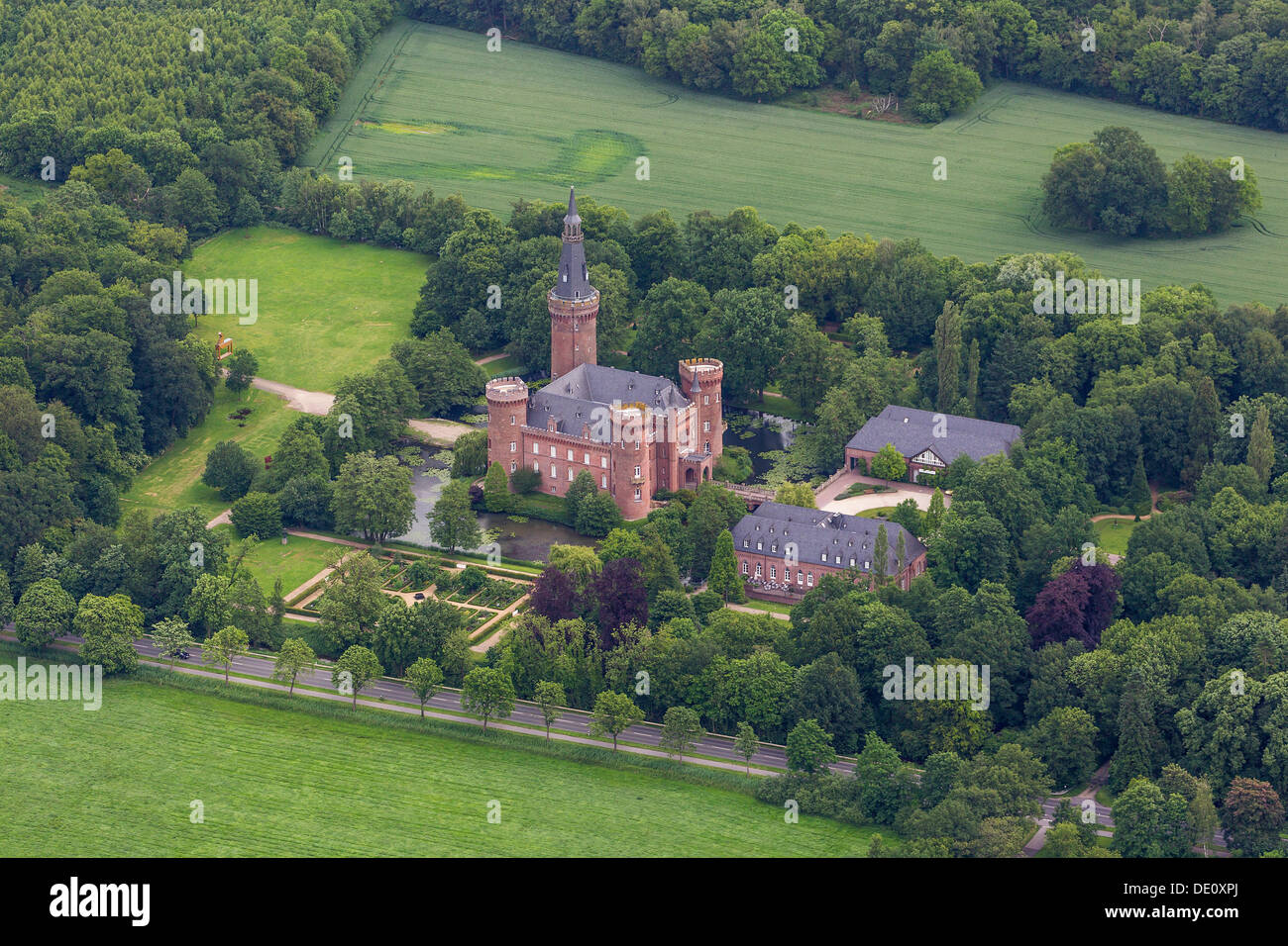 Vue aérienne, Wasserburg Anholt, château de style néo-gothique, Bedburg-Hau, région du Bas Rhin, Rhénanie du Nord-Westphalie Banque D'Images