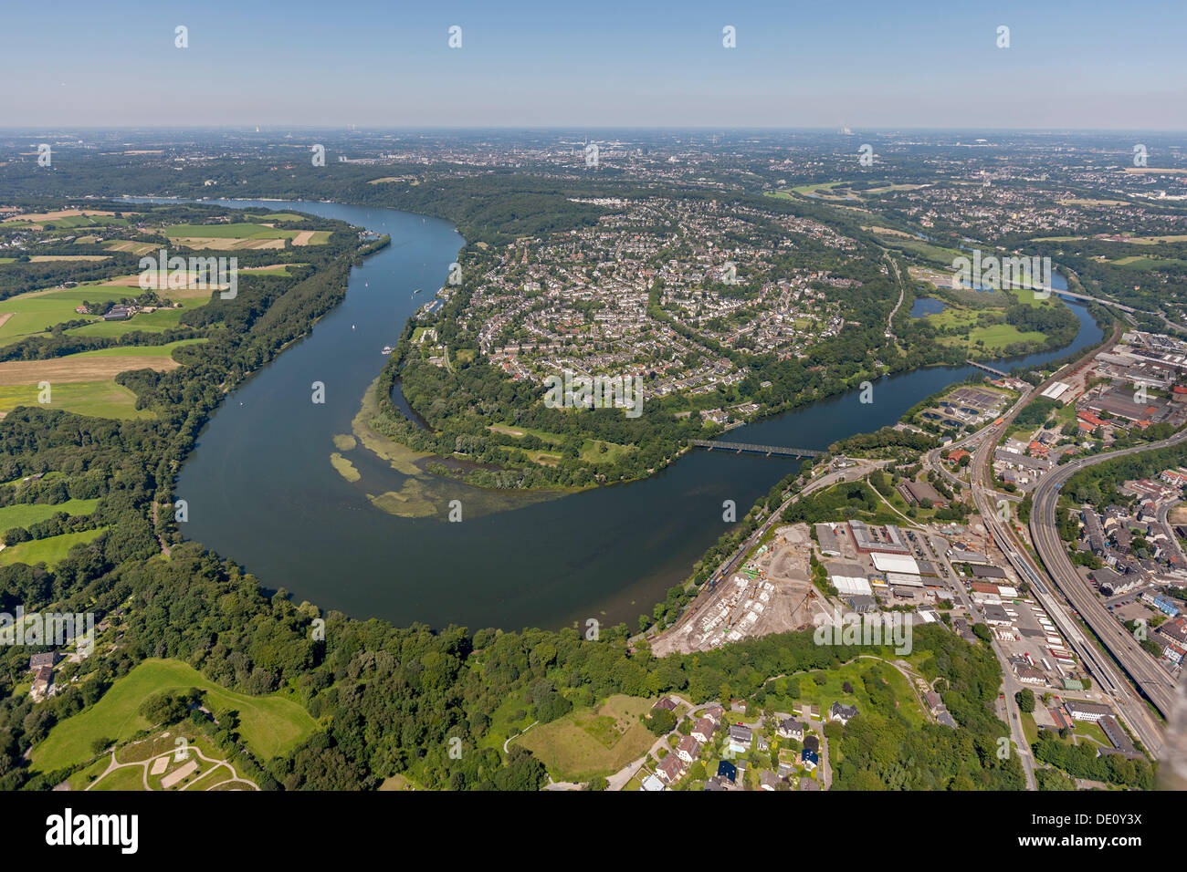 Vue aérienne, quartier de la rivière Ruhr Kupferdreh avec boucle, lac Baldeney, Essen, Ruhr, Rhénanie du Nord-Westphalie Banque D'Images