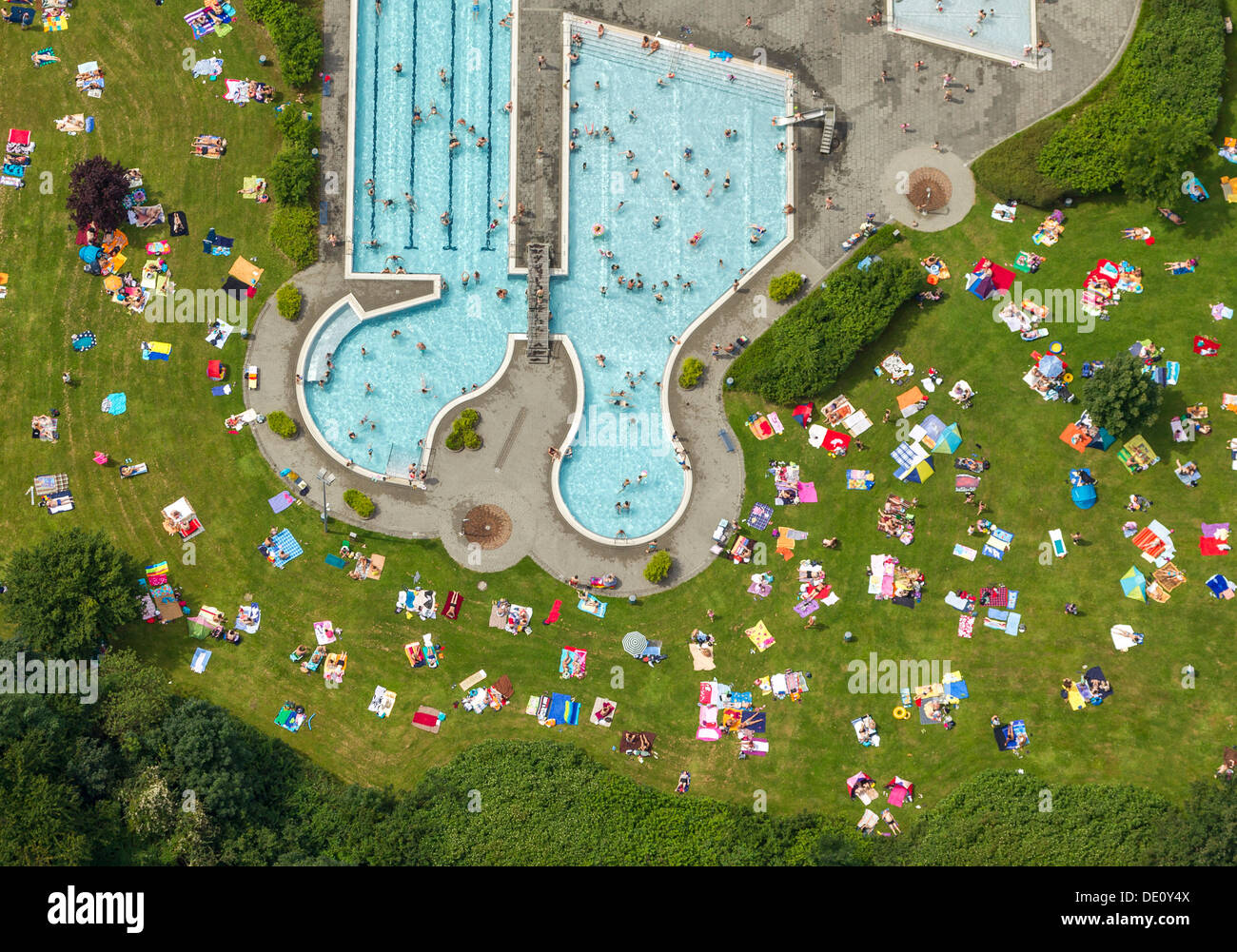 Vue aérienne, pelouse pour bronzer avec le sud du bassin de la piscine center, Herne, Ruhr Banque D'Images
