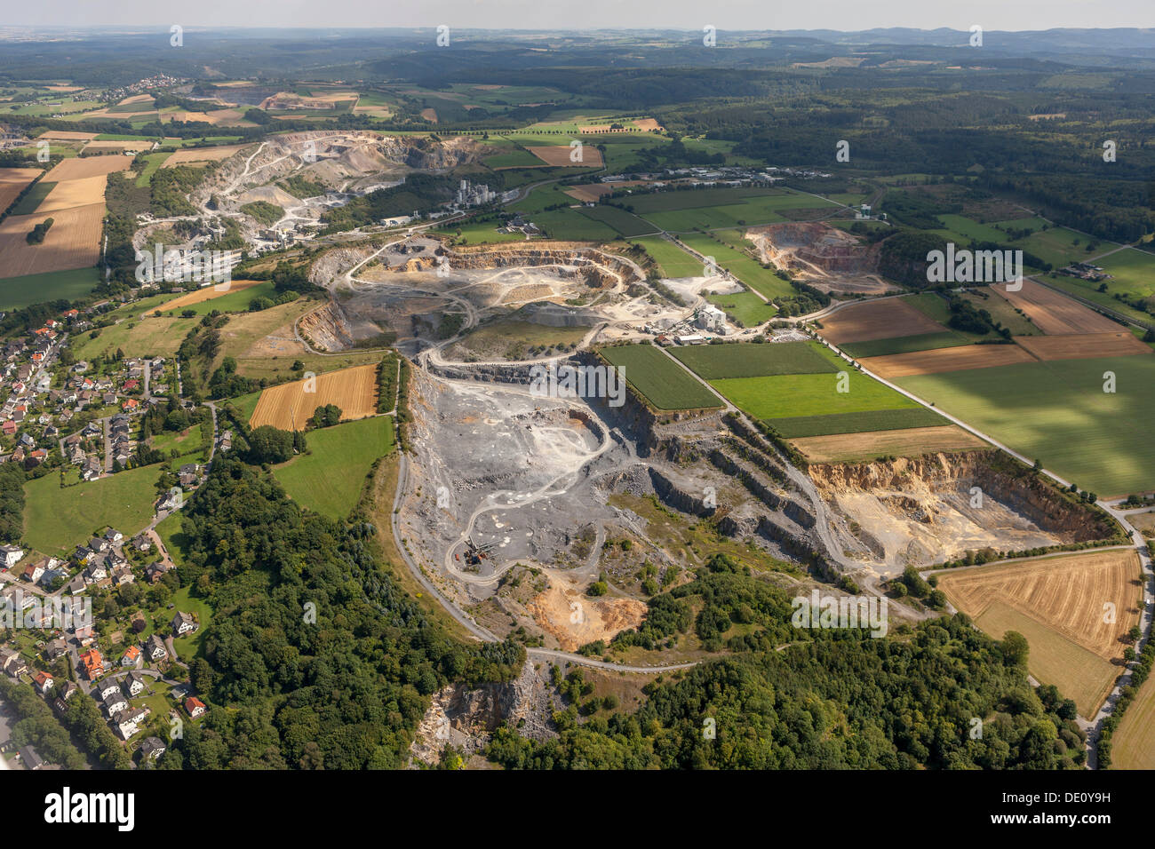 Vue aérienne, Kupferkuhle Quarry, Warsteiner Kalkwerk GmbH & Co. KG, Warstein, Sauerland, Rhénanie du Nord-Westphalie Banque D'Images