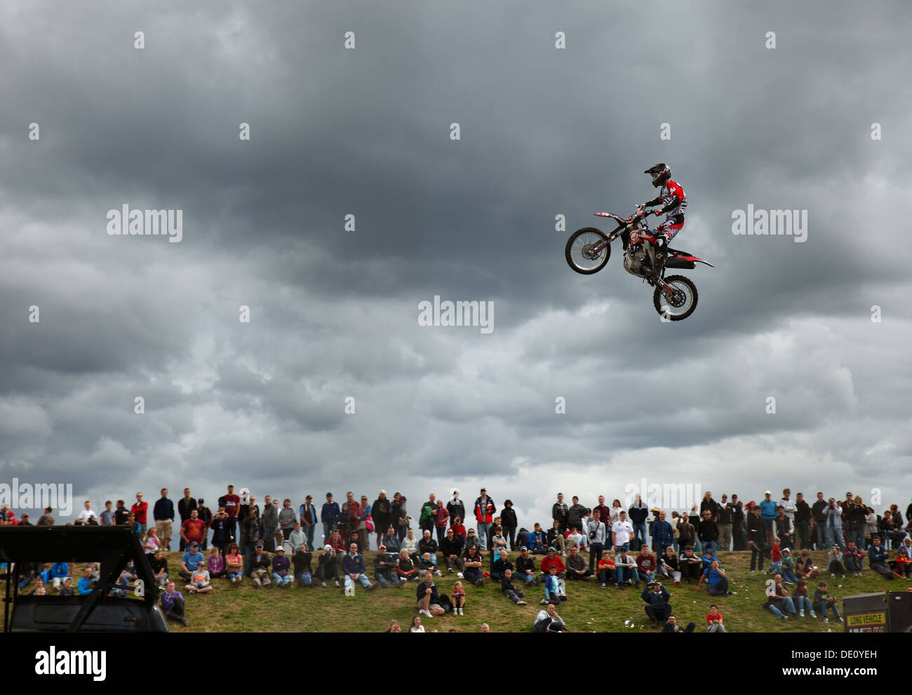 Freestyle Motocross FMX ou stunt bike dans l'air. Banque D'Images