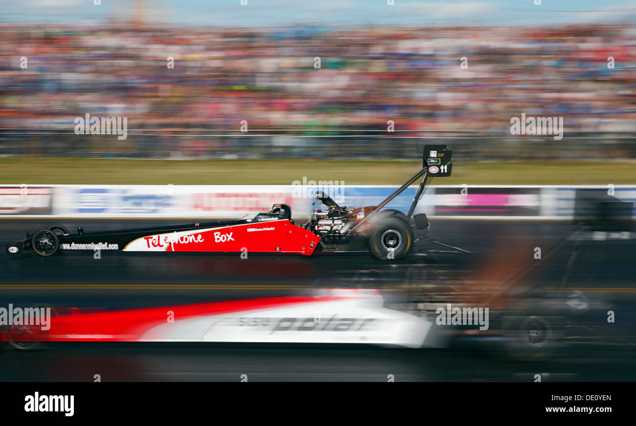 Jari Halinen racing son Top Fuel Dragster (face visible) V Duncan Micallef (far side) à Santa Pod Raceway. Banque D'Images