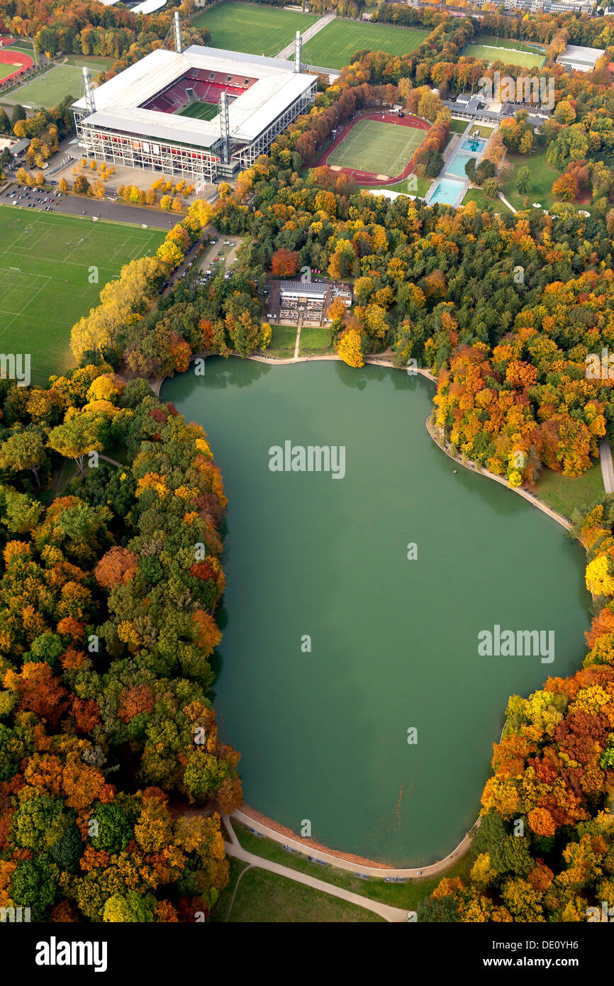 Vue aérienne, stade RheinEnergieStadion et Adenauerweiher lake, Cologne, Rhénanie-du-Nord - Westphalie, Banque D'Images