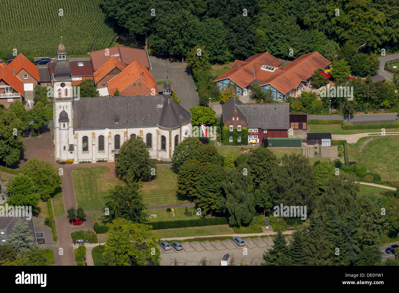 Vue aérienne, l'église paroissiale de Saint Vitus, Sankt Vit, Rheda-Wiedenbrueck, Rhénanie du Nord-Westphalie Banque D'Images