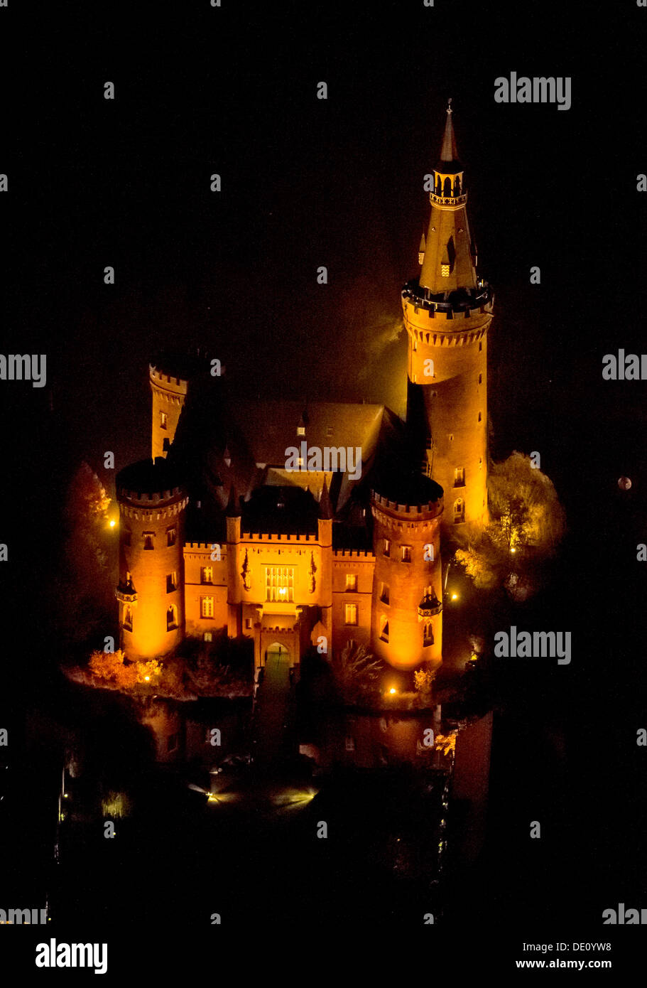 Vue aérienne du château de Moyland, néo-gothique, photo de nuit, Bedburg-Hau, Rhénanie du Nord-Westphalie Banque D'Images