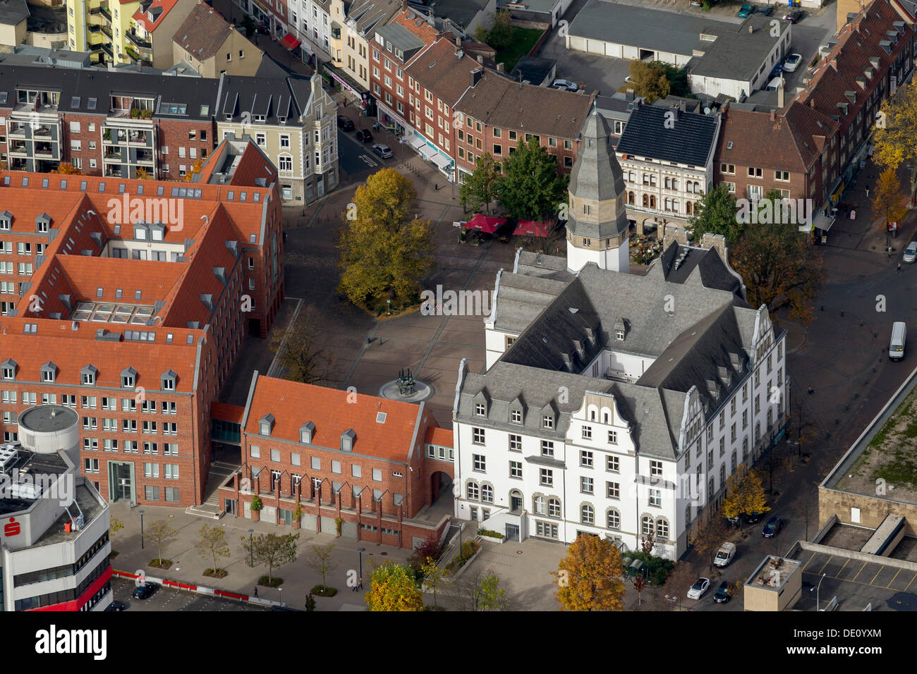 Vue aérienne, de la mairie, la Caisse d'épargne et de construction de nouveaux bâtiments à l'ouest de l'Hôtel de Ville, Gladbeck, Ruhr Banque D'Images