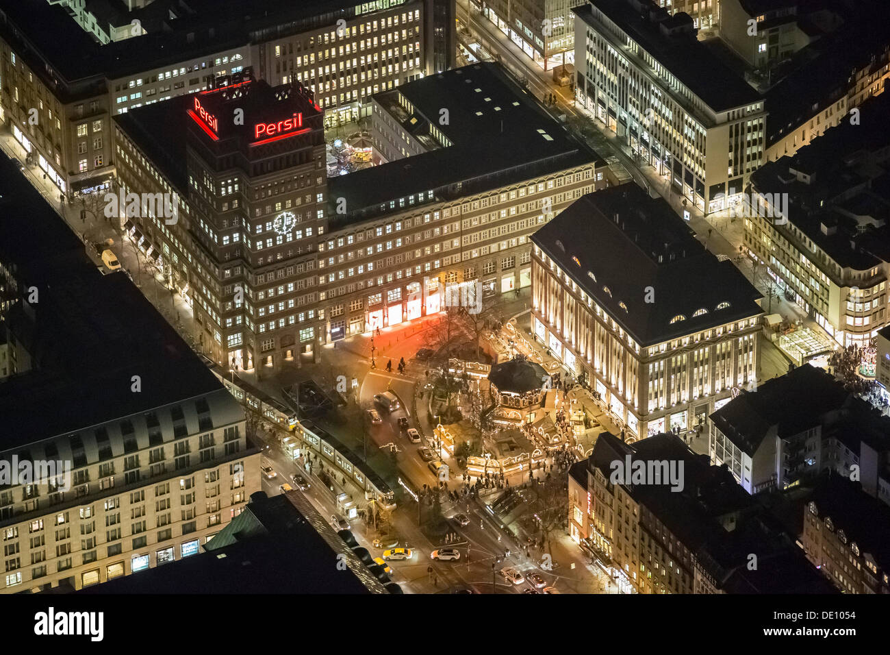 Vue aérienne, Engelchenmarkt, petits anges, marché métro Heinrich-Heine-Platz, scène de nuit, Düsseldorf, Rhénanie Banque D'Images