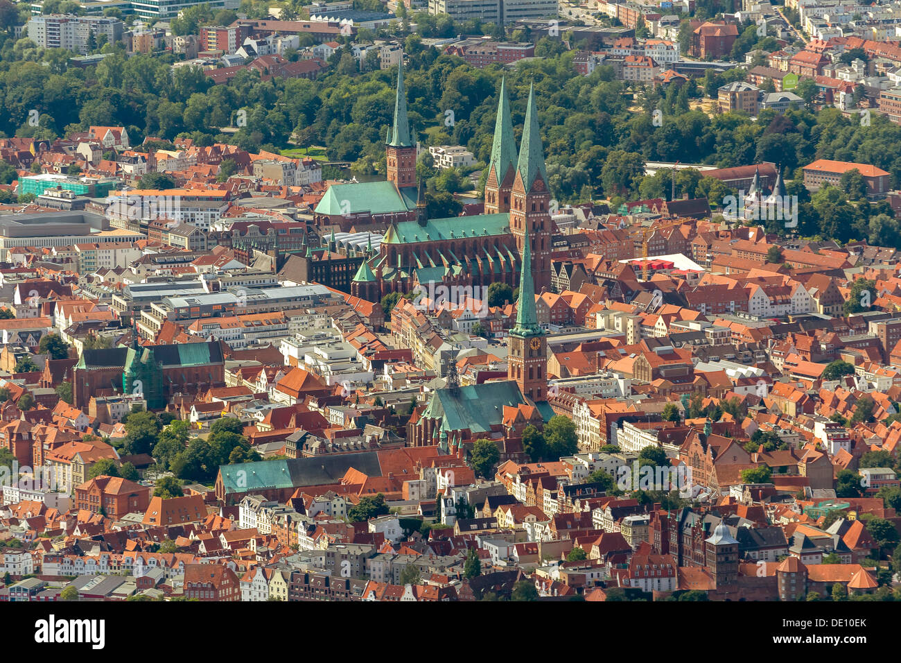 Vue aérienne, centre-ville historique avec l'église de St James, l'église de la Vierge Marie et l'église Saint Pierre Banque D'Images