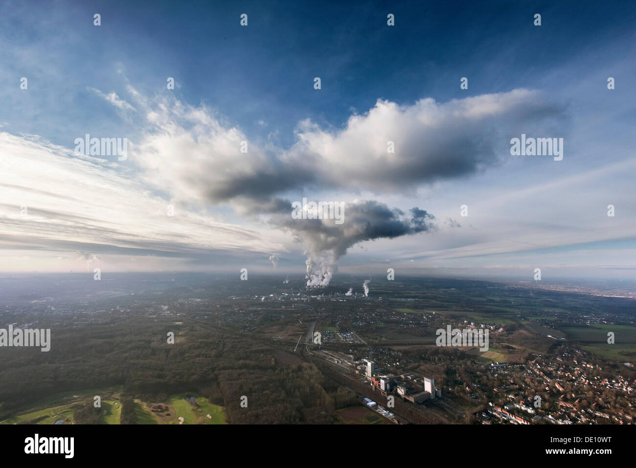 Vue aérienne, Scholven Power Station, un nuage de vapeur sur Herten et Westerholt Banque D'Images