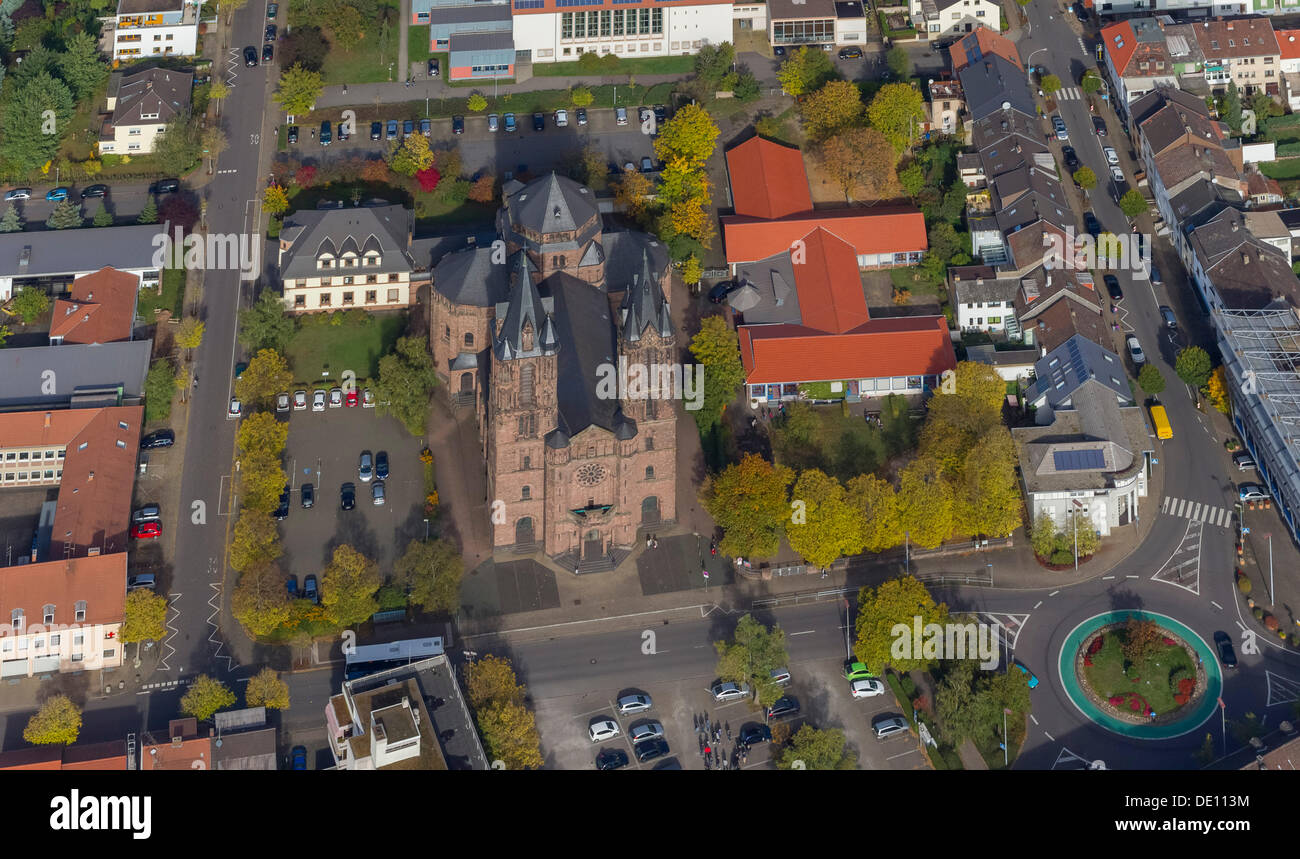 Photo aérienne, église paroissiale catholique du Saint Sacrement ou Cathédrale de La Sarre Banque D'Images