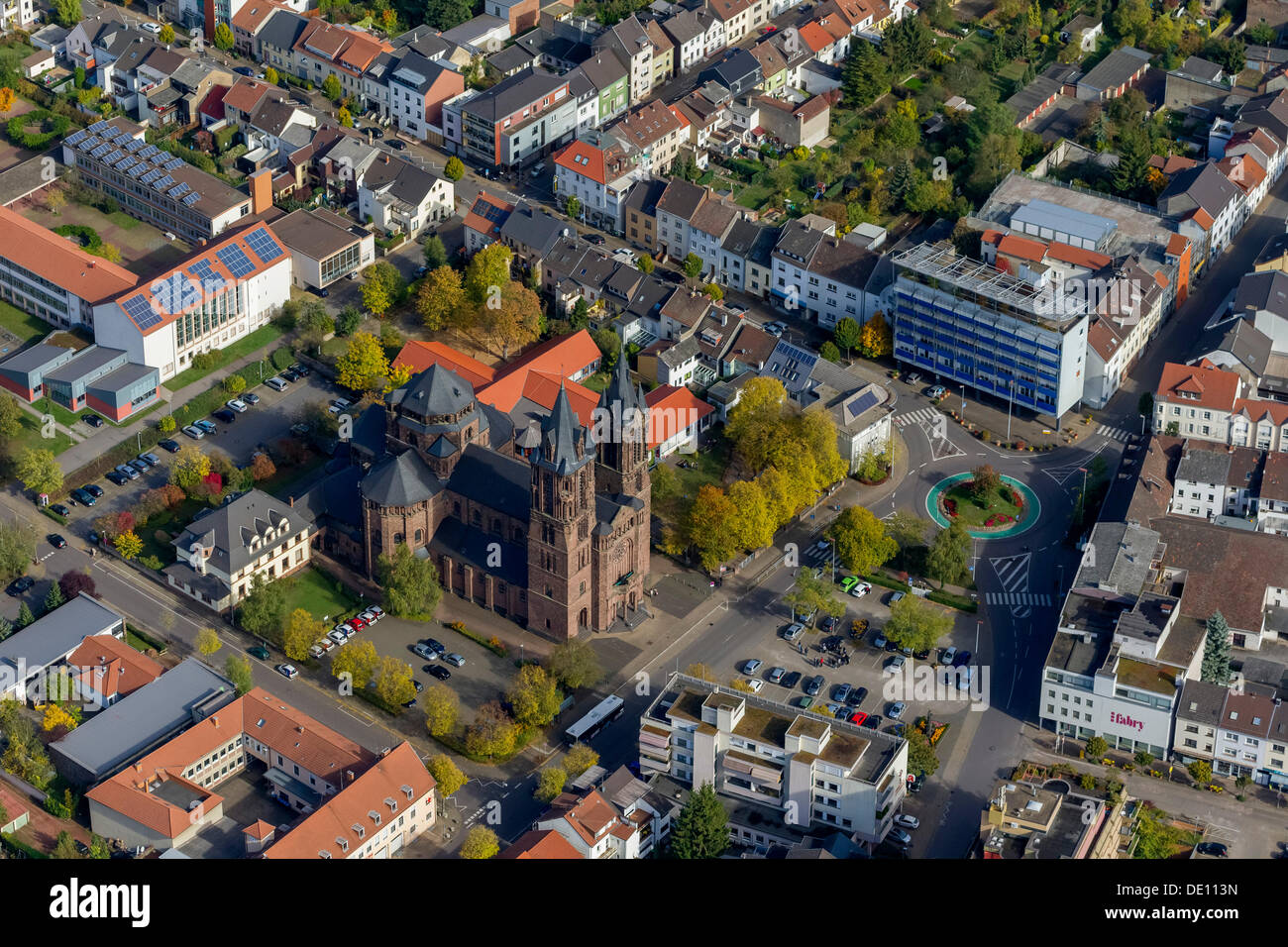 Photo aérienne, église paroissiale catholique du Saint Sacrement ou Cathédrale de La Sarre Banque D'Images