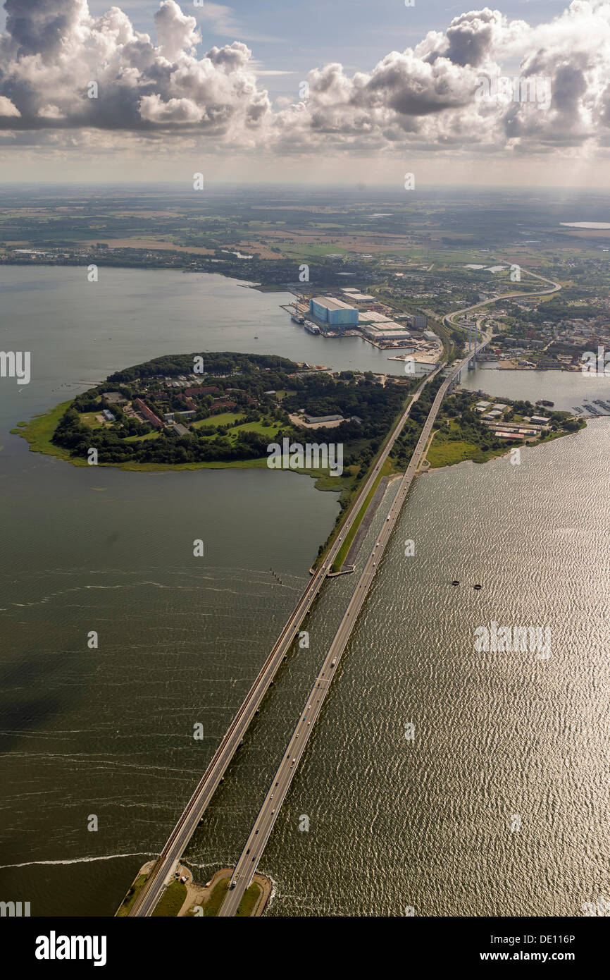 Vue aérienne, Daenholm, l'île de Rügen à pont, liaison entre Stralsund et Rügen, d'officiers de port, de la mer Baltique, Altefaehr Banque D'Images