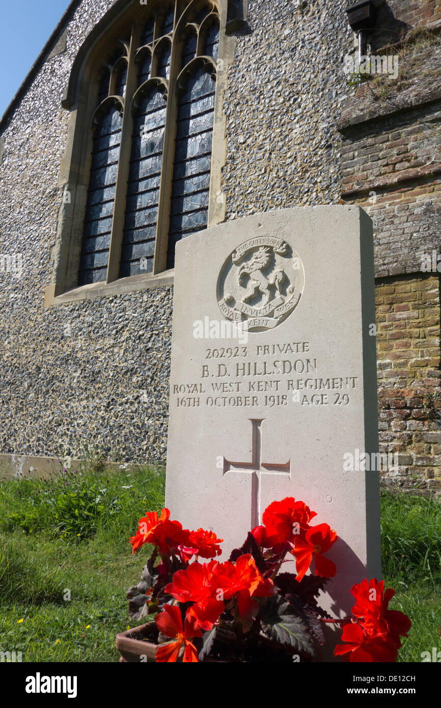 Nouvelle pierre tombale pour la première guerre mondiale WW1 soldat dans église English yard Banque D'Images