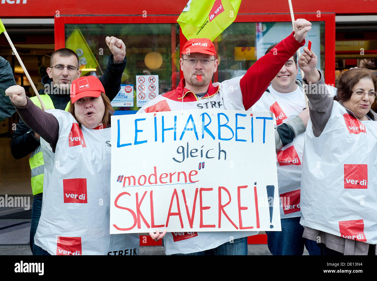 Sign' Leiharbeit gleich moderne Sklaverei', 'l'allemand pour le travail temporaire est un esclavage moderne', journée de grève contre l'utilisation des Banque D'Images