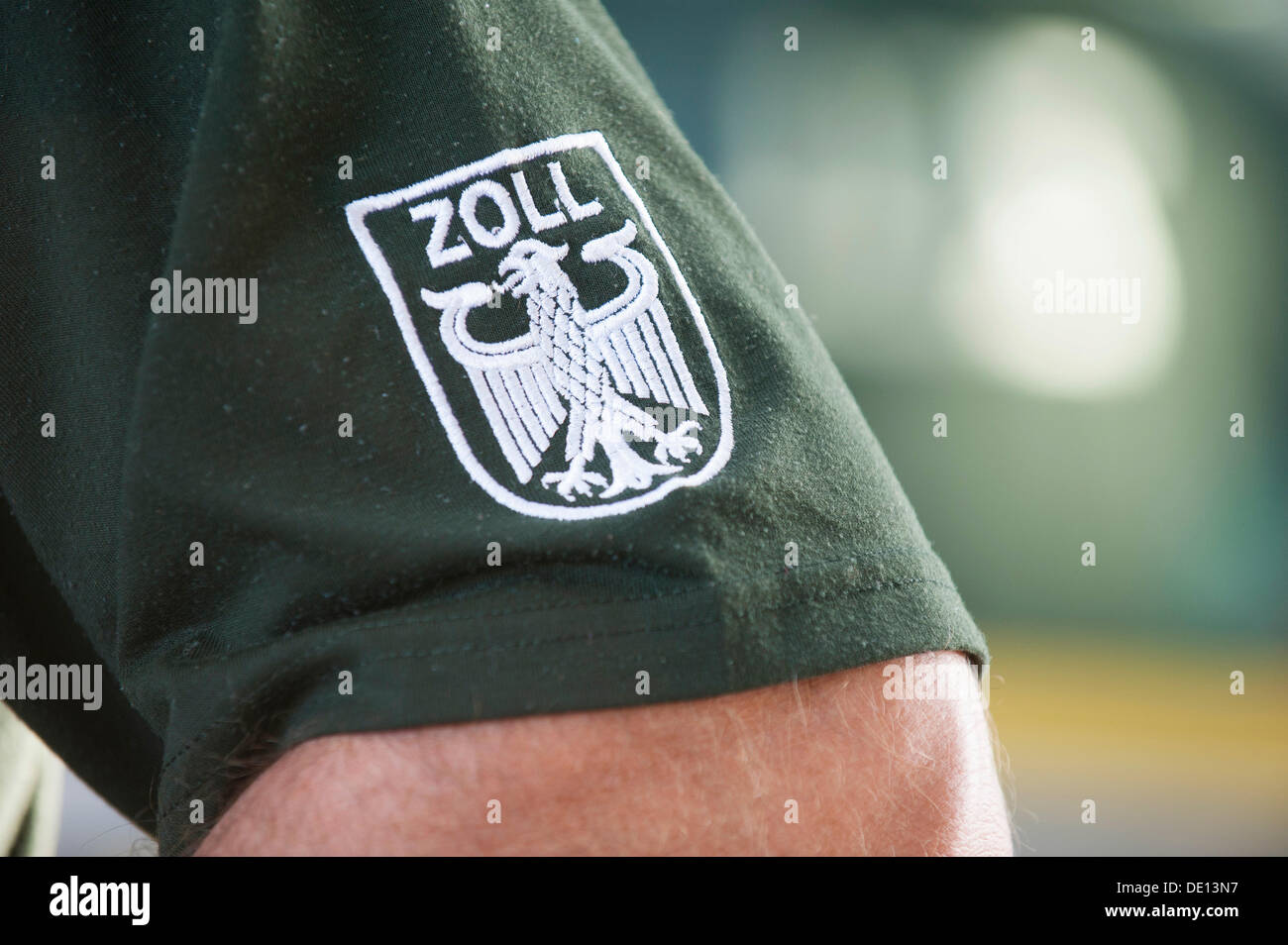 'Badge Zoll', l'allemand pour les 'Coutumes' sur l'uniforme d'un agent des douanes Banque D'Images