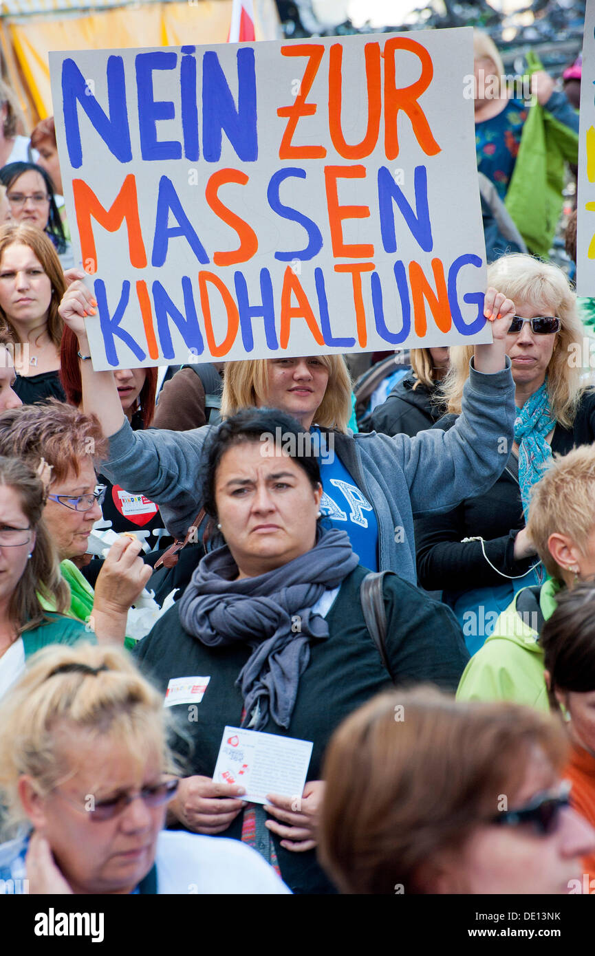 Poster 'Nein zur Massenkindhaltung', l'allemand pour "non à l'attitude de l'enfant de masse', Association régionale de l'aide sociale volontaire en Banque D'Images