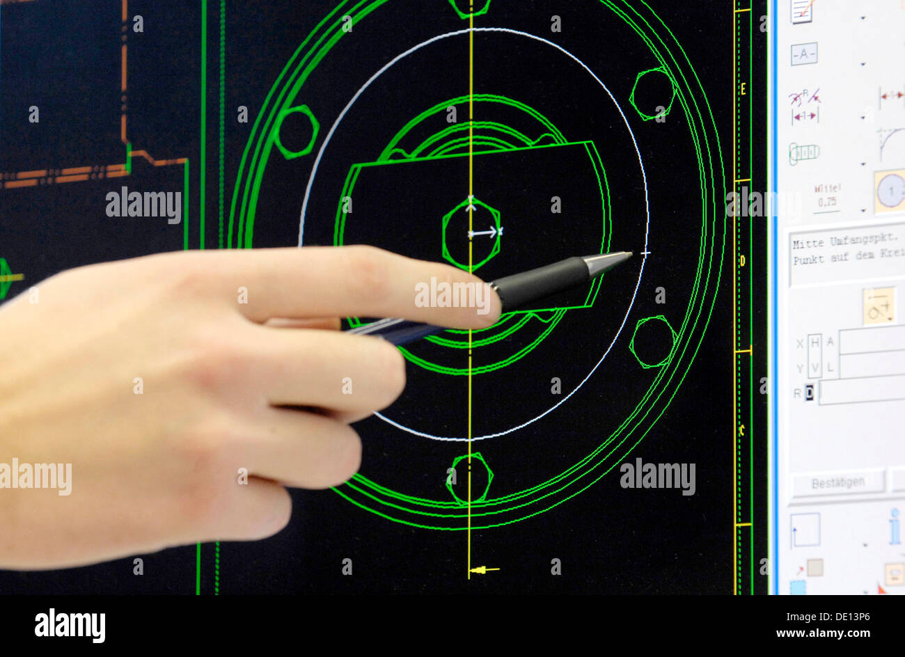 Main pointant à un dessin technique sur un moniteur, dessinateur CAD Banque D'Images