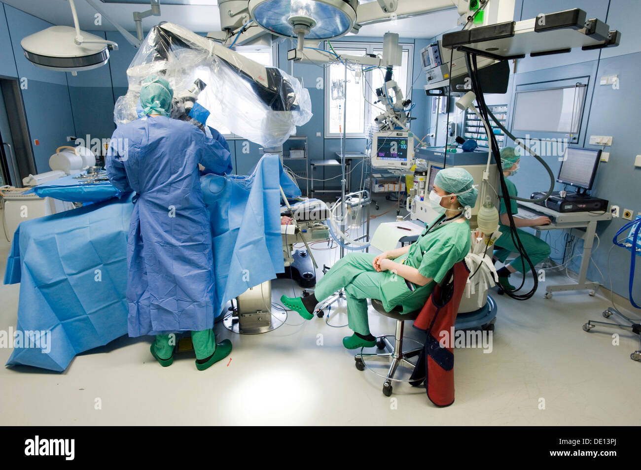 La surveillance d'un anesthésiste chirurgie de la moelle épinière avec un neurochirurgien dans une salle d'opération, l'hôpital Elisabeth Oberschwaben Klinik St. Banque D'Images