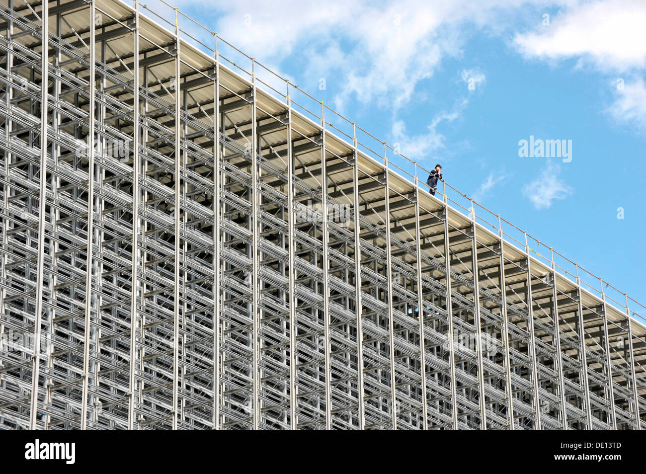 Travailleur sur le toit d'un entrepôt à grande pendant la construction, Hilpoltstein, Bavière Banque D'Images