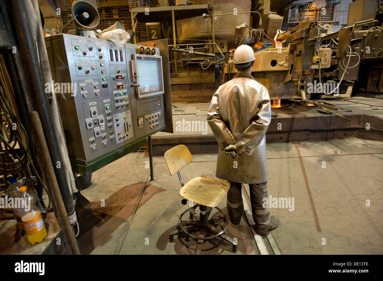 L'acier liquide couler de la verser dans l'usine de coulée, casting, Salzgitter AG Steel Mill, Salzgitter, Basse-Saxe Banque D'Images