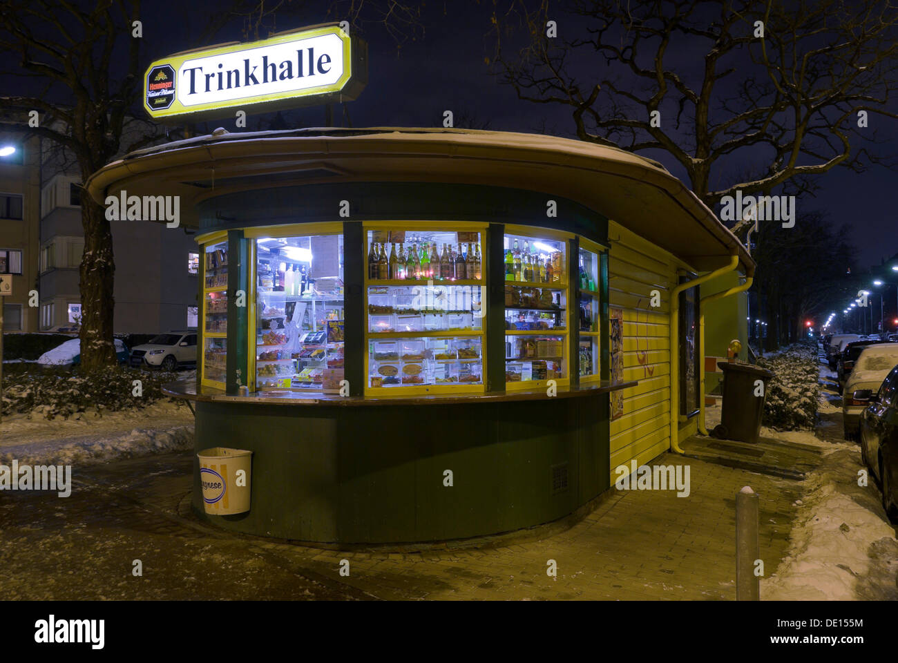 Allumé snack-bar, kiosque, Holbeinstrasse street at night, Francfort, la Hesse Banque D'Images