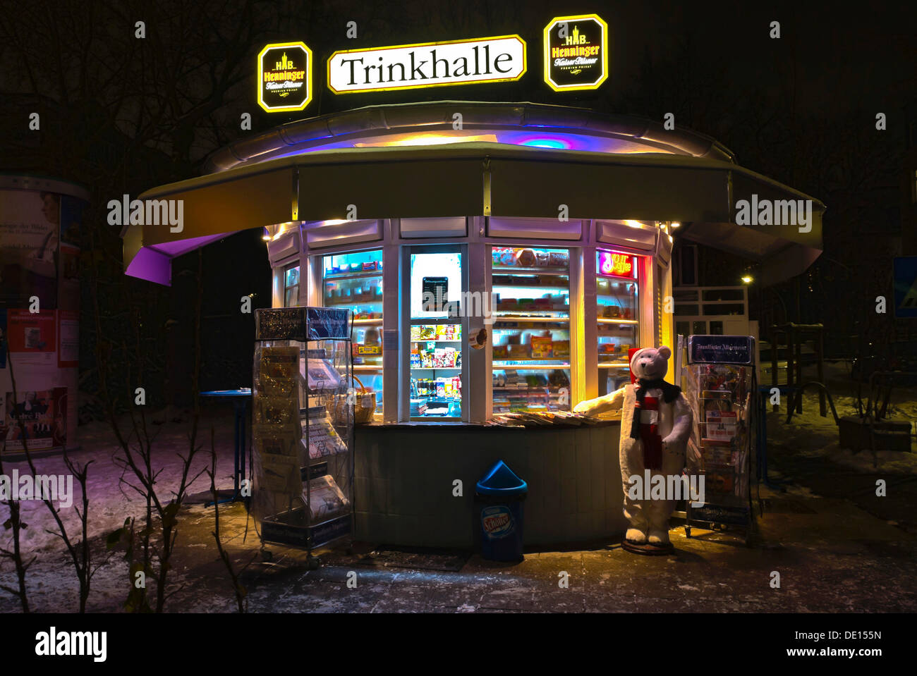 Snack-bar, kiosque éclairé avec bonhomme de neige, Holzhausenpark de nuit, Francfort, la Hesse Banque D'Images