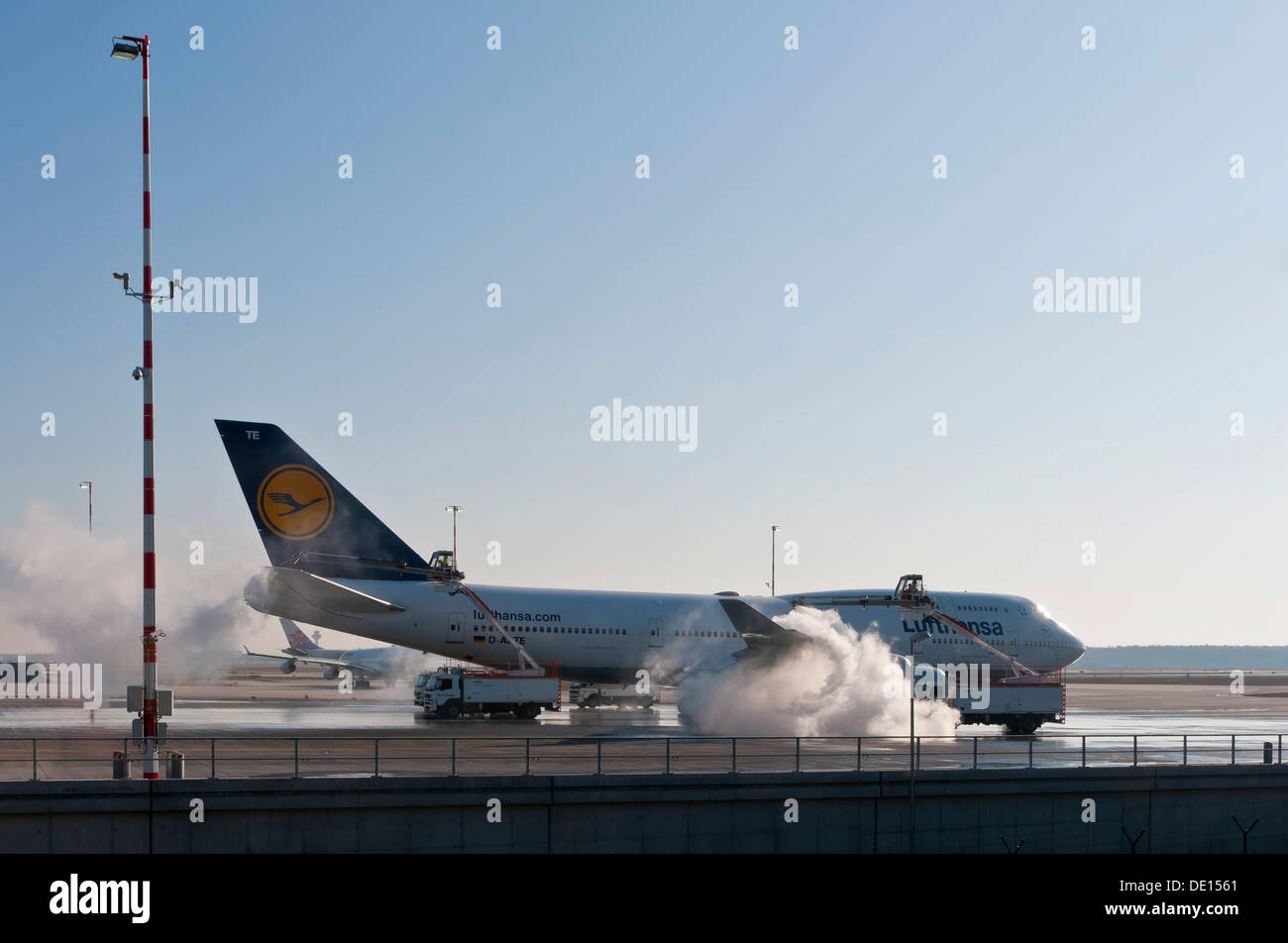 Lufthansa Boeing 747-430M en dégivrage à l'aéroport de Francfort, Hesse, PublicGround Banque D'Images