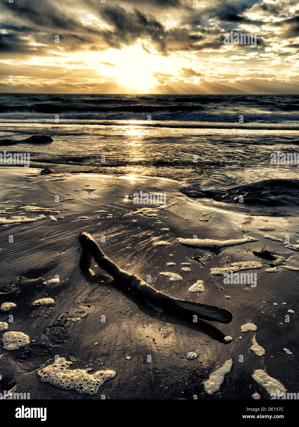 Coucher de soleil sur Arran depuis le nord de la côte d'Ayrshire, Ecosse, Royaume-Uni. Banque D'Images