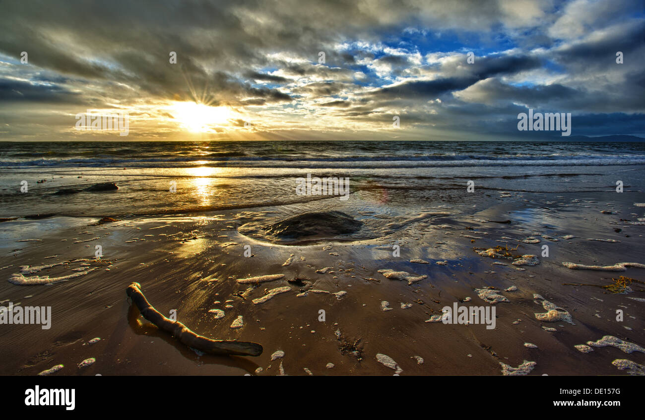 Coucher de soleil sur Arran depuis le nord de la côte d'Ayrshire, Ecosse, Royaume-Uni. Banque D'Images