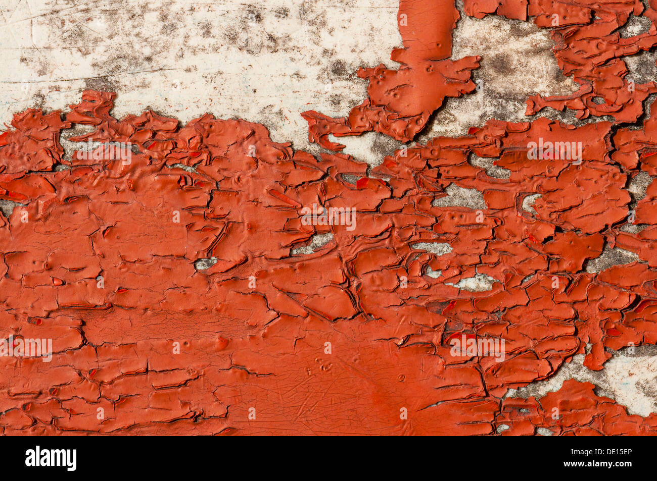 Surface avec de la peinture rouge se détache en écailles Banque D'Images