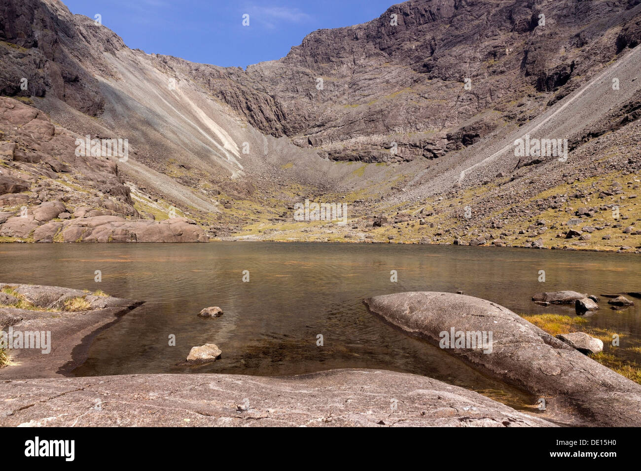 La montagne et le lac glaciaire corrie haut dans la montagnes Cuillin noires, Coire Lagan, Glenbrittle, Isle of Skye, Scotland, UK. Banque D'Images