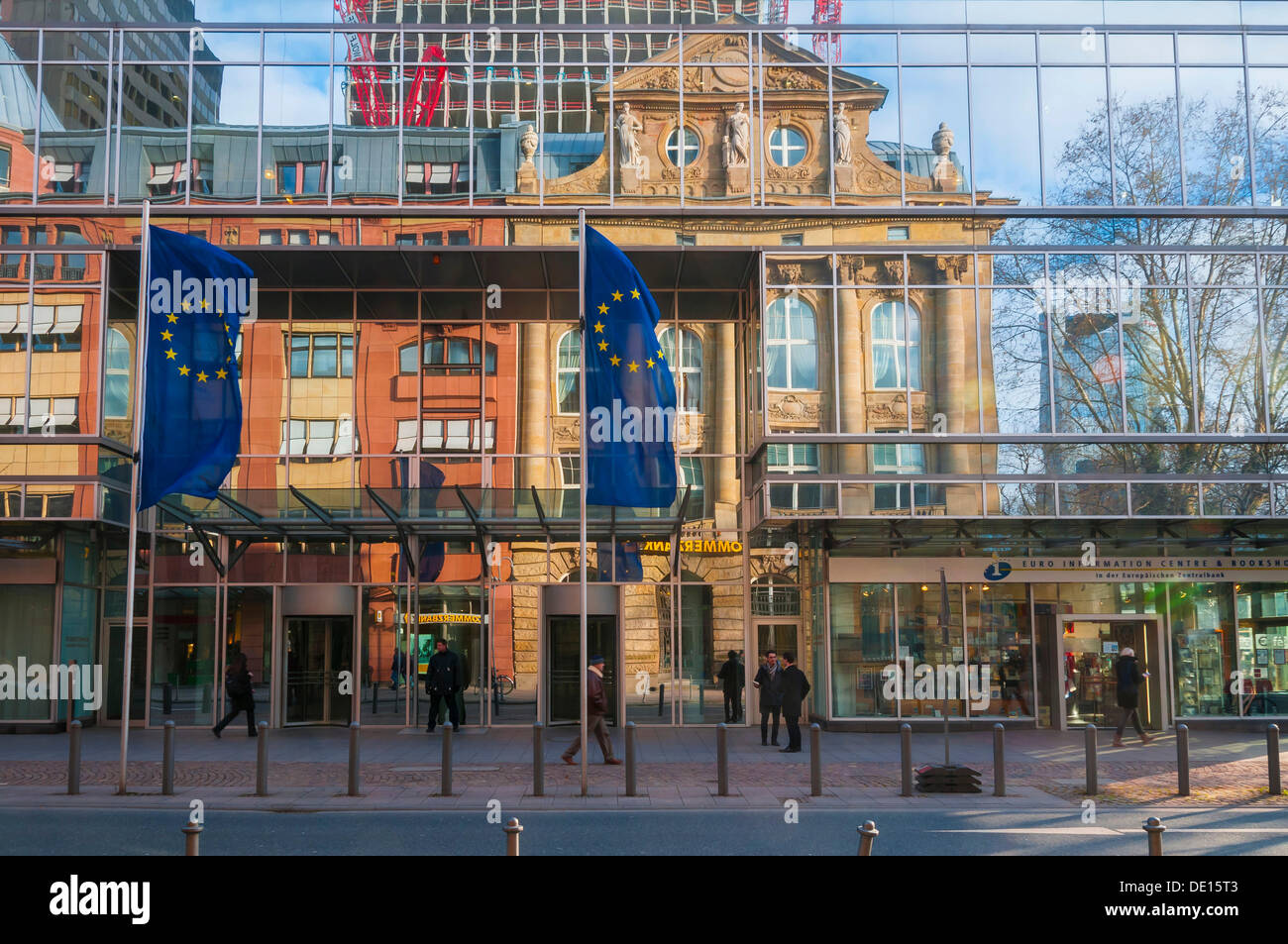Façade de l'EuroTowers avec les réflexions de la direction générale de la Commerzbank sur le côté opposé de la rue, centre-ville Banque D'Images