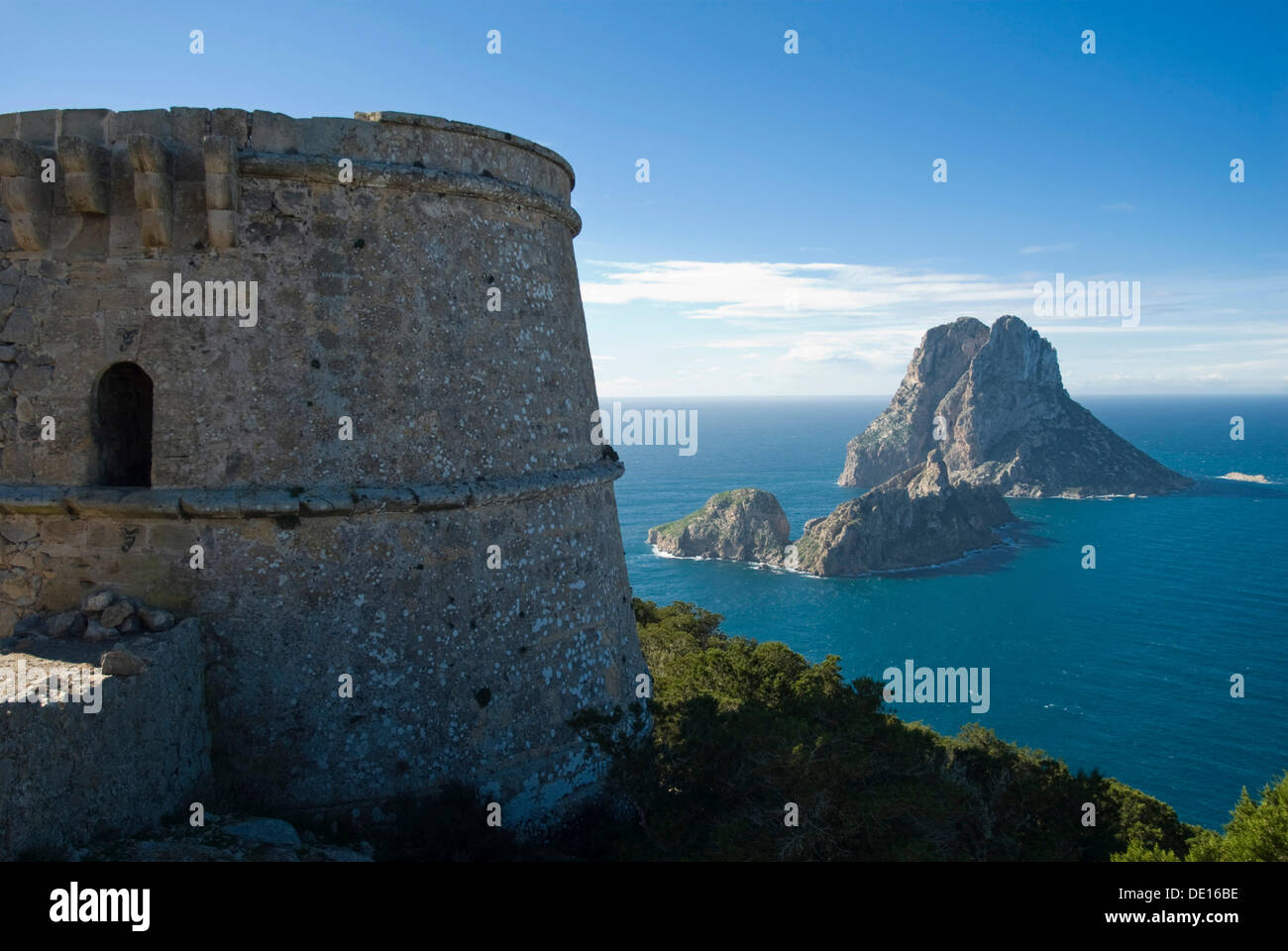 L'île d'Es Vedrá falaise comme vu de Torre d'es Savinar, Ibiza, Espagne, Europe Banque D'Images