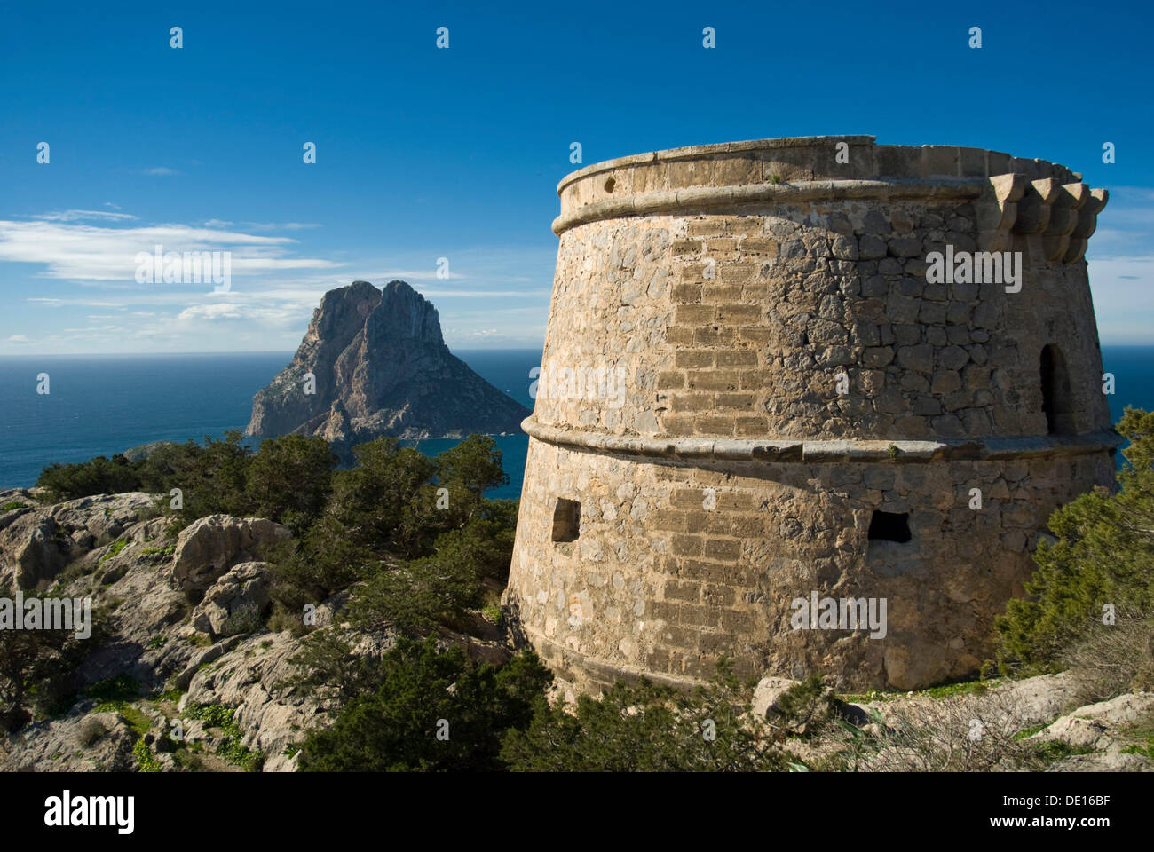 L'île d'Es Vedrá falaise comme vu de Torre d'es Savinar, Ibiza, Espagne, Europe Banque D'Images