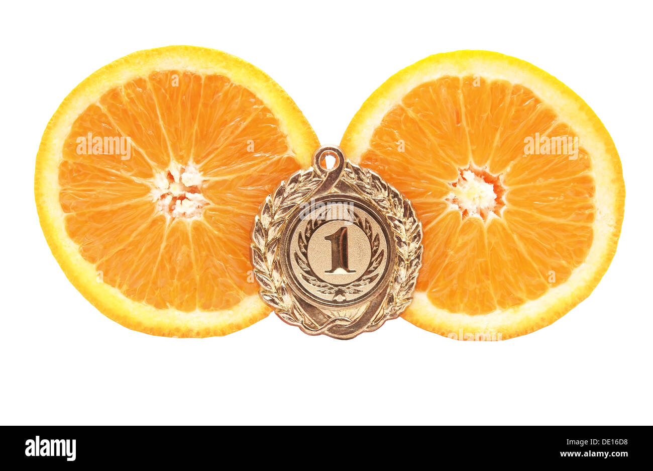 Médaille et une orange sur un fond blanc Banque D'Images