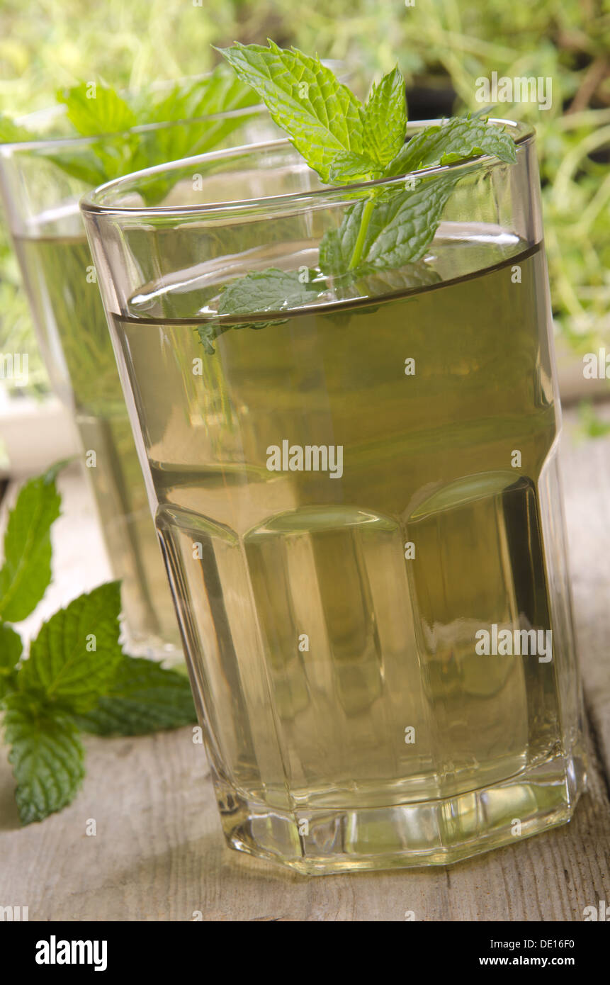 Thé à la menthe dans un verre de menthe à l'arrière-plan Banque D'Images