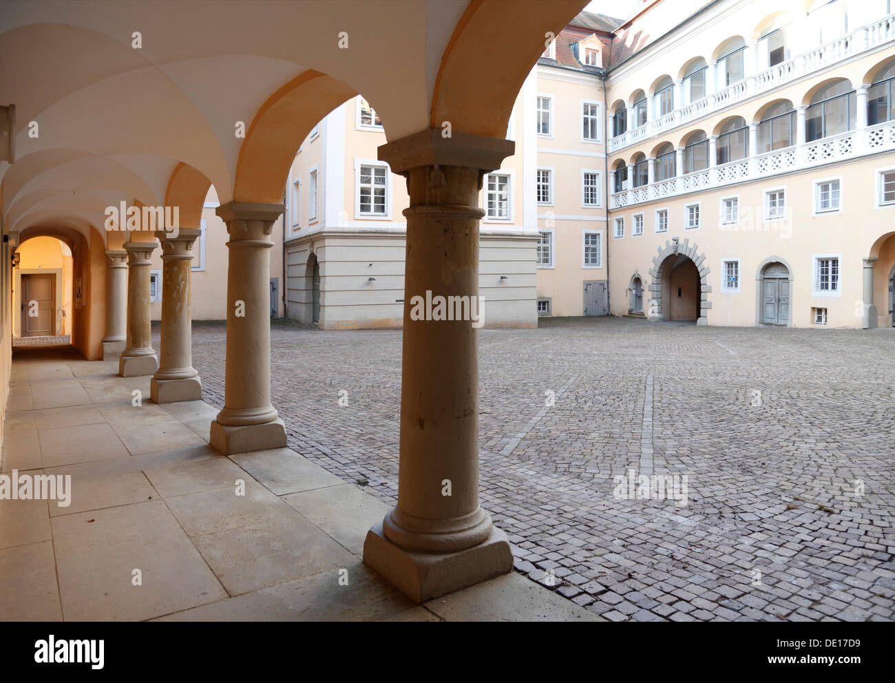 Cour intérieure à arcades, château de Château d'Ellwangen Ellwangen, An der Jagst, Bade-Wurtemberg Banque D'Images